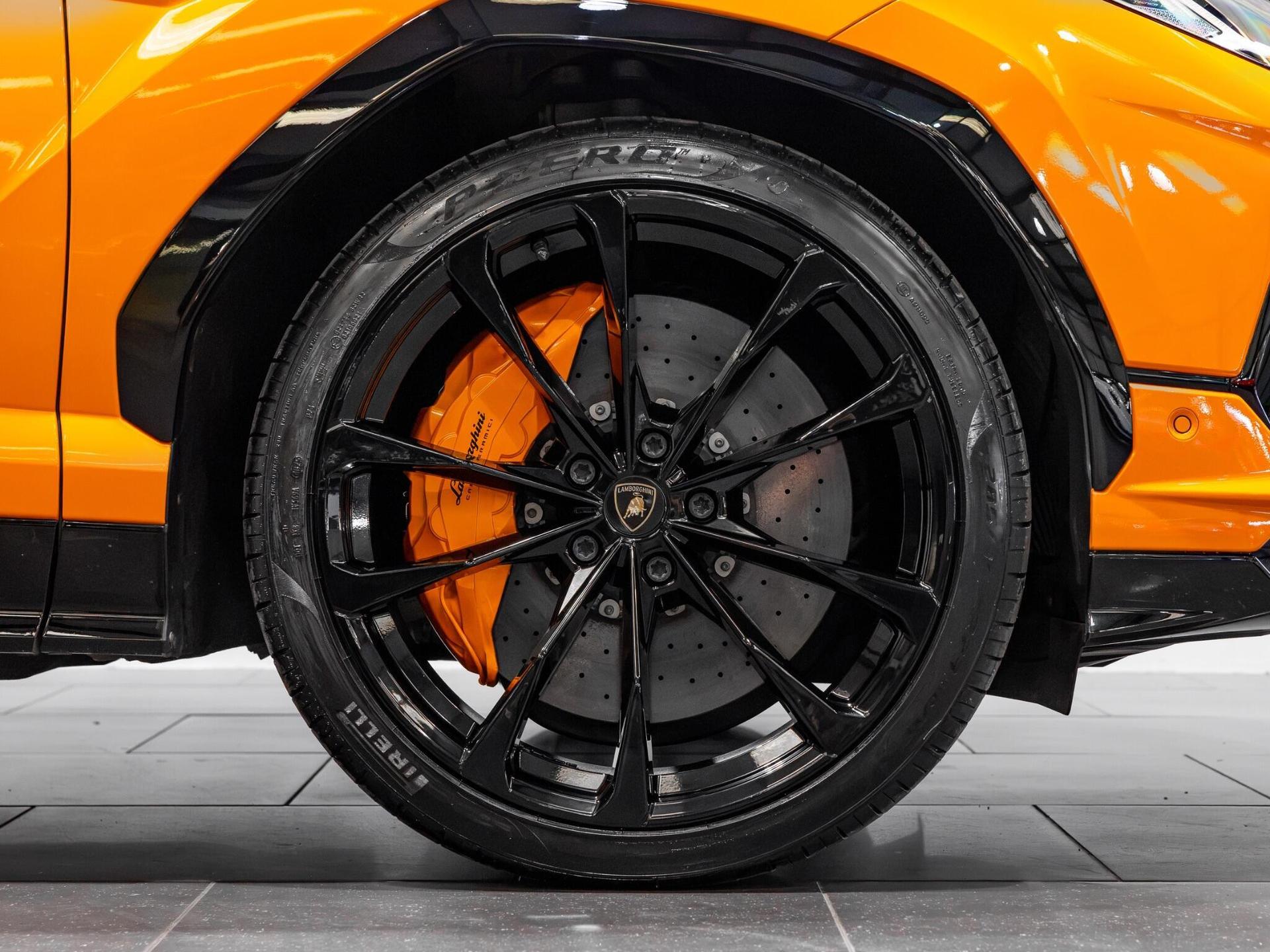 An exterior shot of the wheel on a 2023 Lamborghini Urus