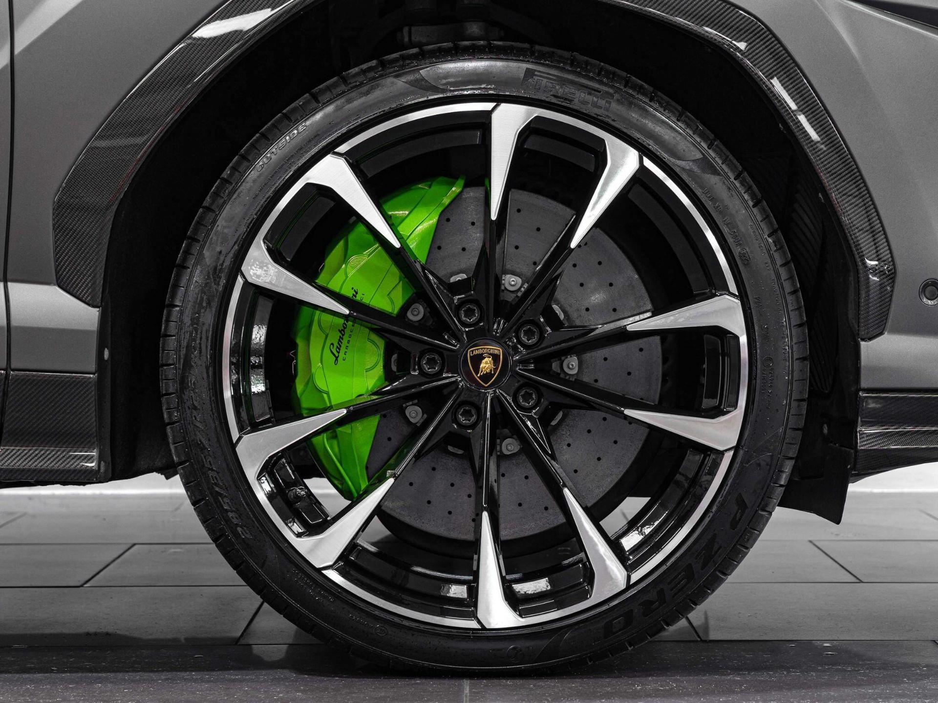 An exterior shot of the wheel on a 2022 Lamborghini Urus