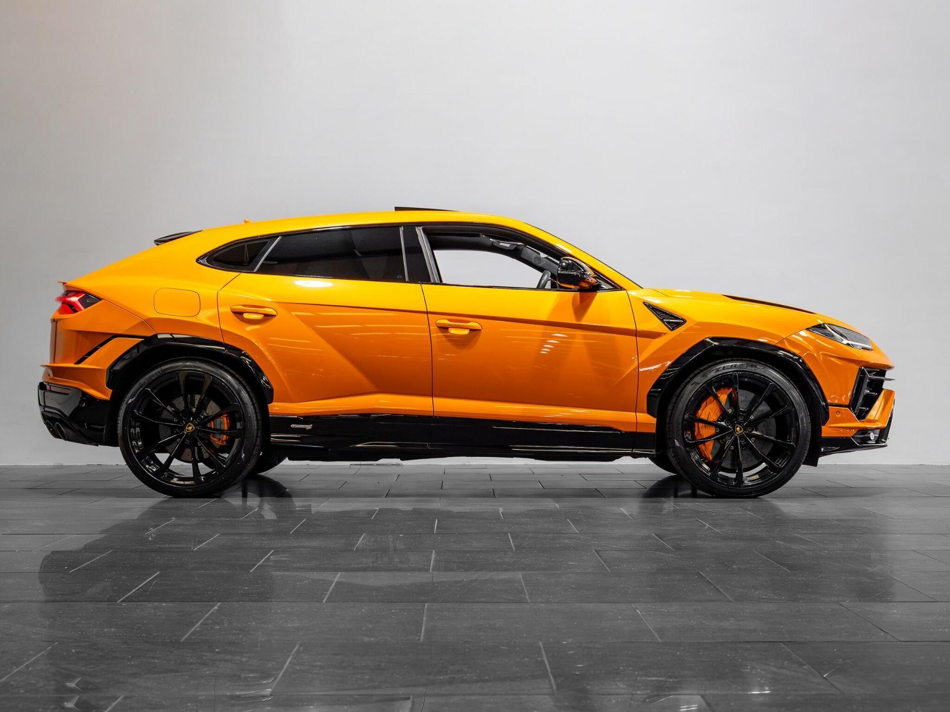 An exterior shot of the side right on a 2023 Lamborghini Urus