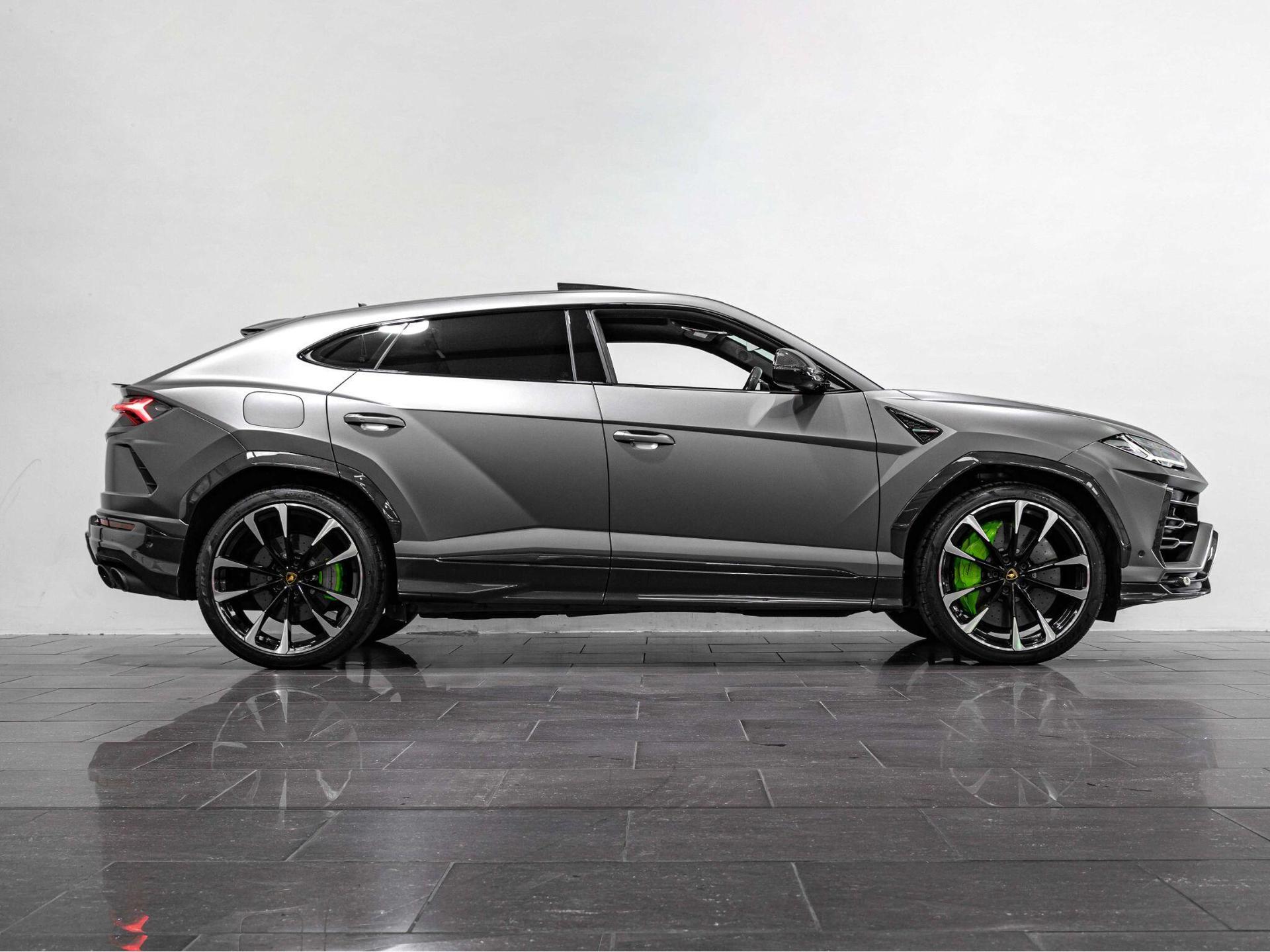 An exterior shot of the side right on a 2022 Lamborghini Urus