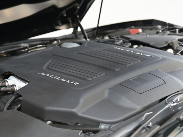 2015 (15) Jaguar F-TYPE R 5.0 V8 S/C Coupe AWD Auto - Image 3