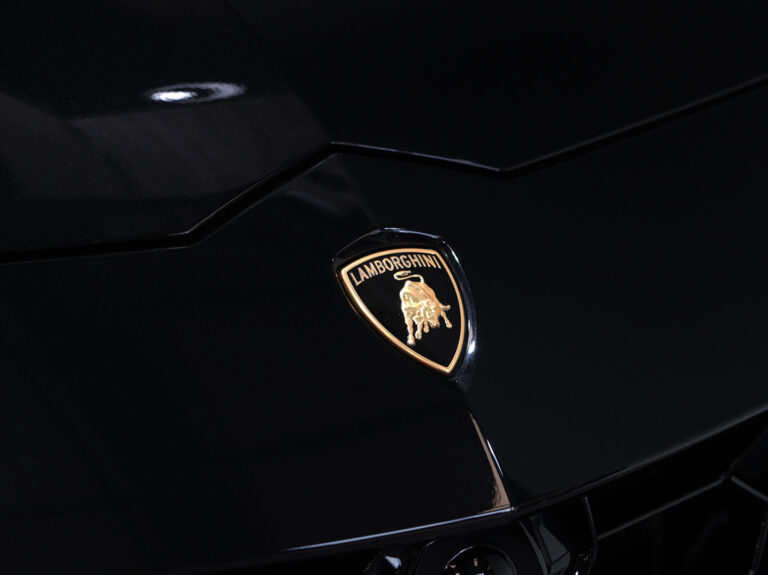 2019 (69) | Lamborghini Urus - Image 18